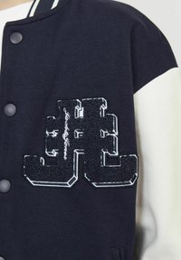 Jack & Jones Junior MIT RUNDHALS GEDRUCKT MINI - Chaquetas bomber - navy blazer