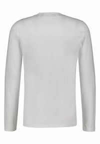 Tricou alb cu mânecă lungă, fabricat din bumbac ușor, cu decolteu rotund și o textură netedă, fără modele sau accente vizibile.
