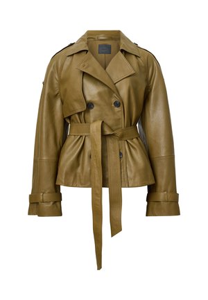 Cappotto trench doppiopetto in pelle verde oliva con vita cinturata, colletto a rever e polsini con bottoni. Texture liscia, vestibilità su misura.