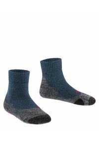 Calcetines tobilleros azul y gris con puños acanalados, puntera y talón reforzados, y detalle del logo rojo en el lateral. Fabricados con una tela texturizada.