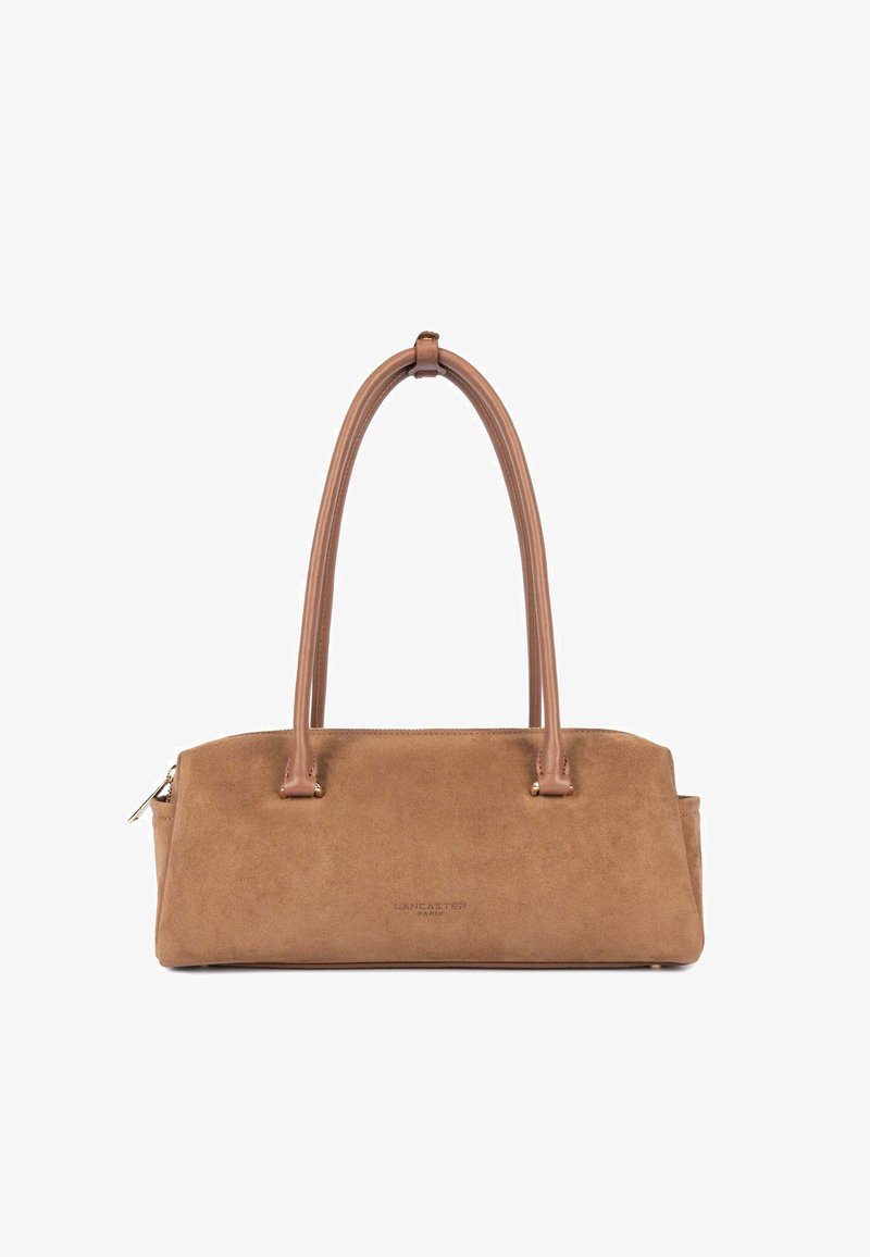 Sac à main rectangulaire en cuir suédé marron avec deux longues anses en cuir et une fermeture éclair, marqué Lancaster Paris en petites lettres au centre avant.