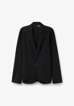 Černý blazer vyrobený z hladké látky, který má klopový límec, dvě přední kapsy a dva knoflíky. Rovný střih s dlouhými rukávy.