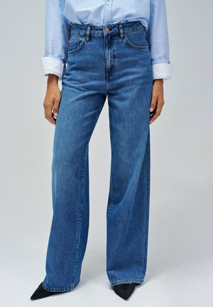 Vaqueros de tiro alto de color azul claro con un diseño de pierna ancha, hechos de denim, que cuentan con cinco bolsillos y un solo botón de cobre en la cintura.