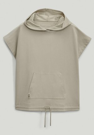 Beiges Kurzarmoberteil mit Kapuze, ausgestattet mit einer Vordertasche und einem Kordelzug am Saum. Glatte Textur und legeres Design.