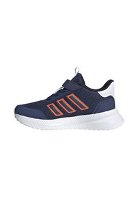 Zapatillas deportivas azul marino con detalles de rayas naranjas, parte superior de malla, entresuela blanca y suela de goma. Incluyen una correa de velcro y una lengüeta para tirar.