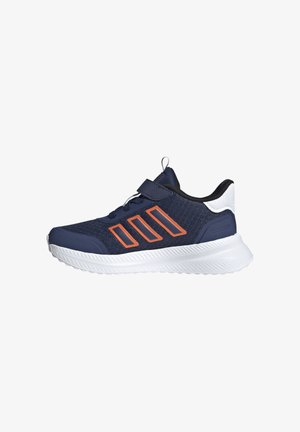 Zapatilla deportiva de color marino con acentos naranjas, que cuenta con una parte superior de punto, una correa ancha y una suela de goma texturizada para un mejor agarre.