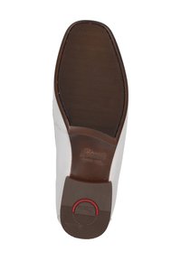 Suola di scarpa in pelle con esterno marrone chiaro e fondo in gomma testurizzata marrone scuro. Presenta un logo impresso e un accento rosso vicino al tallone.