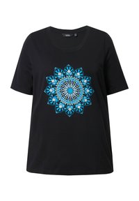Černé tričko s vícebarevným modrým mandala designem. Krátké rukávy, kulatý výstřih a bavlněný materiál s hladkou texturou.