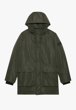 Olijfgroene, waterdichte parka jas met een capuchon, voorzien van een rits aan de voorkant, twee zijzakken en zwarte mouw cuffs.