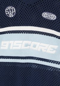 Tissu respirant bleu marine avec rayures blanches et bleu clair, texte brodé "915CORE" et deux écussons ronds, l'un avec "STDW" et l'autre avec "1991" et un globe.