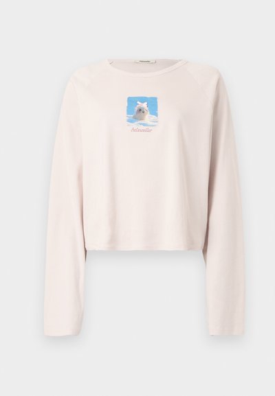 Roosa lühendatud dressipluus pikkade varrukatega, millel on ristkülikukujuline koera graafika sinise taeva taustal ja allosas tekst "todeviler".