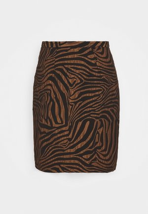 Brun og sort zebra-print knælængde nederdel med lige snit og tætsiddende taljebånd mod en ensfarvet baggrund.