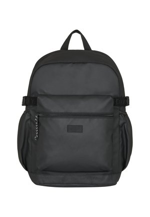 Zwarte nylon rugzak met een ronde bovenkant, een voorvak met rits, verstelbare schouderbanden en een logopatch. Gladde textuur met een subtiel patroon.
