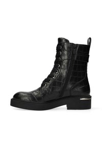 Černá kožená kotníková bota s krokodýlím vzorem, šněrováním vpředu, bočním zipem a blokovým podpatkem s kovovým akcentem.
