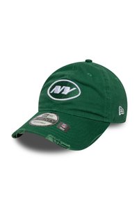 Grüner Baumwollhut mit einem abgenutzten Schirm, versehen mit einem weißen gestickten "NY"-Logo und einem verstellbaren Riemen. Weiche Textur, lässiges Design.