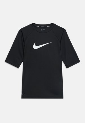 Schwarzes Schwimmshirt mit kurzen Ärmeln und weißem Nike-Swoosh-Logo in der Mitte der Brust sowie rundem Ausschnitt.