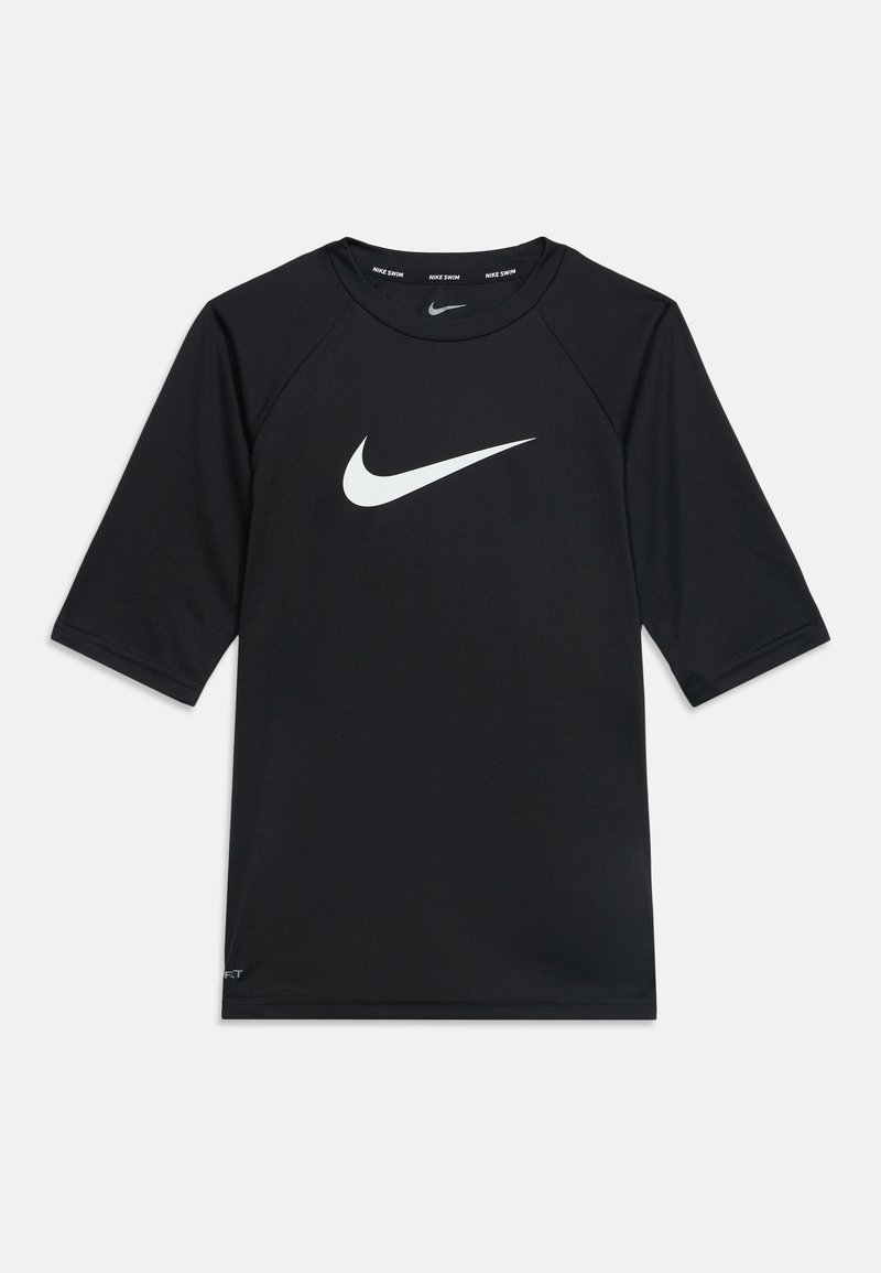 Μαύρο κοντομάνικο μαγιό με λευκό λογότυπο Nike swoosh στο κέντρο του στήθους και στρογγυλή λαιμόκοψη.