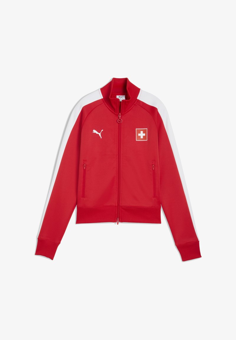 Chaqueta deportiva roja con acentos blancos, cierre de cremallera en el frente, cuello alto, dos bolsillos laterales, con un emblema de la bandera suiza y el logo de Puma en el pecho.