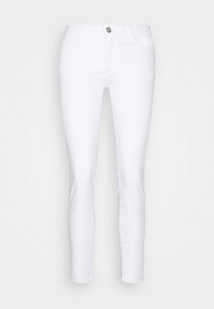 Pantalones blancos ajustados con cierre de botón y cremallera frontal, bolsillos delanteros y traseros, mostrados sobre fondo blanco liso.