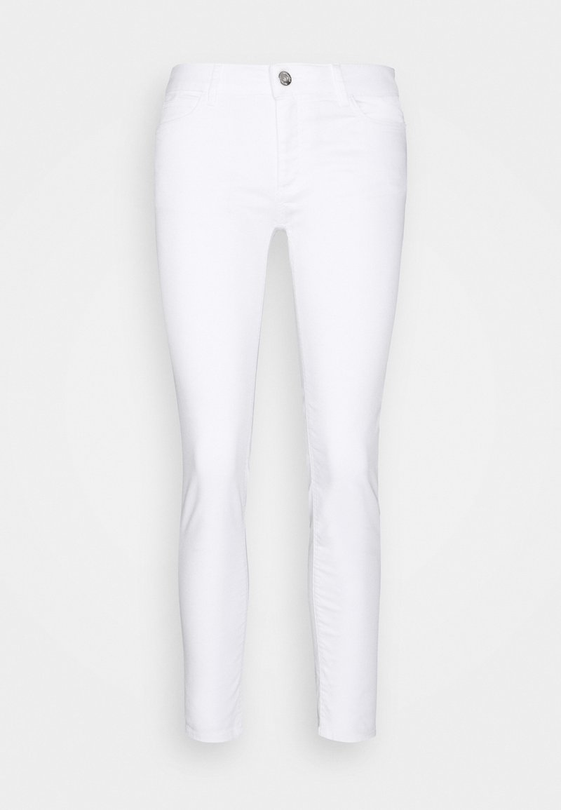 Pantalon blanc slim avec fermeture par bouton et zip à l'avant, poches avant et arrière, présenté sur un fond blanc uni.