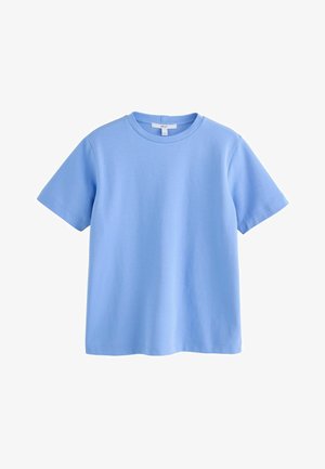 Vienkārša gaiši zila īsām piedurknēm kokvilnas T-krekls ar apaļu kaklu, redzamiem šuvēm un baltu zīmola etiķeti uz aizmugures kakla daļas.