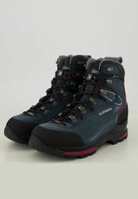 Scarponi da trekking Lowa in pelle blu scuro, con accenti grigi e dettagli rosa. Presentano ganci in metallo, suole spesse in gomma nera e punte rinforzate.