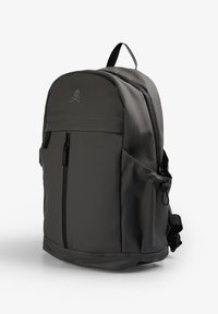 Donkergrijze nylon rugzak met een matte afwerking, voorzien van een voorvak met rits, zijnetvakken en verstelbare schouderbanden. Skull-logo bovenaan.