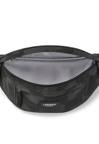 Marsupio in tessuto nero con motivo mimetico, dotato di scomparto principale con zip e tasca frontale, con dettagli del logo ben visibili.