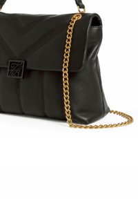 Zwarte leren handtas met een chevronpatroon, een gouden kettingriem en een zwarte logo-sluiting. Glad oppervlak en een gestructureerde vorm.