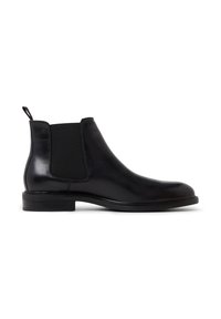 Svarta läder Chelsea-boots med elastiska sidopaneler, låg klack och dragflik bak, visade i profil mot en vit bakgrund.