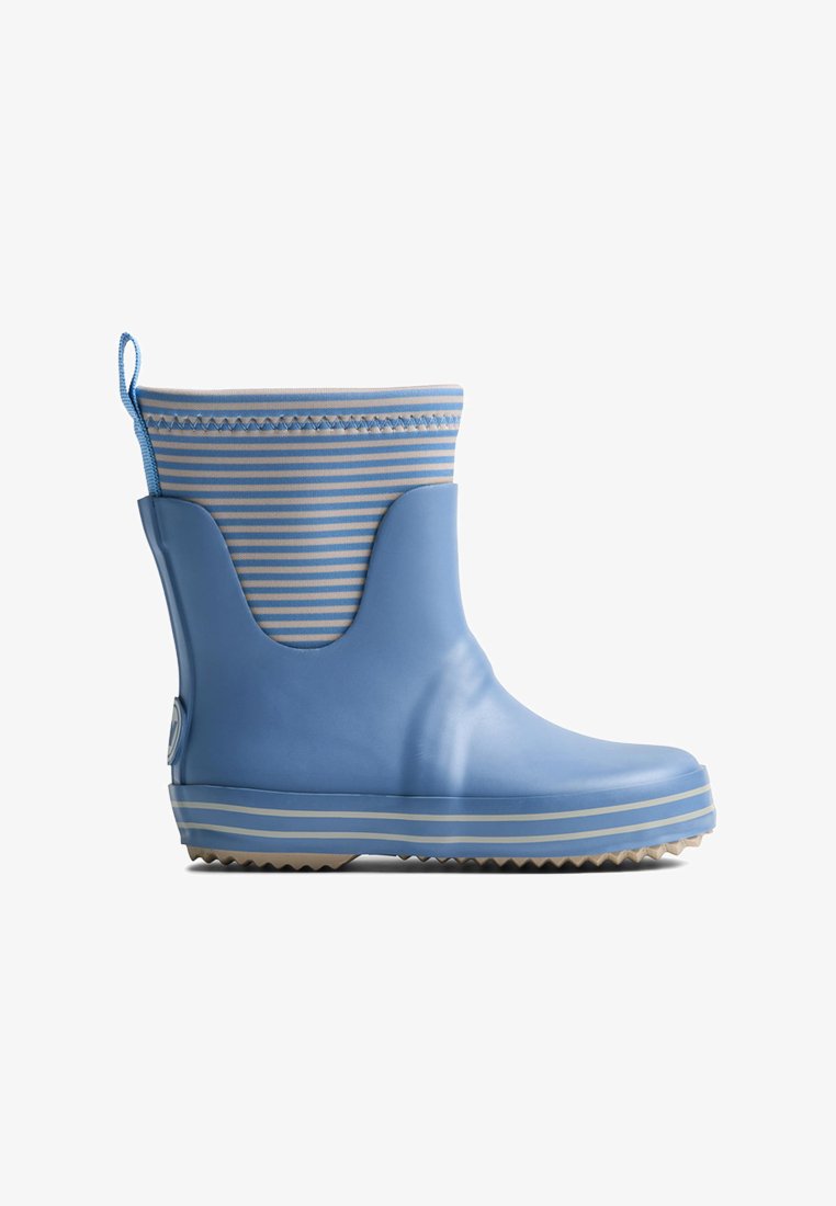 Botte de pluie en caoutchouc bleue pour enfant avec une tige en tissu rayé bleu clair et beige, et une languette de traction à l'arrière.