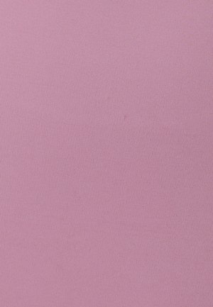 Tissu rayé rose doux, présentant une texture lisse avec des lignes verticales. Pas de motifs visibles ni de détails matériels.