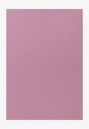 Tejido acanalado suave de color rosa, que presenta una textura lisa con líneas verticales. Sin patrones visibles ni detalles de hardware.