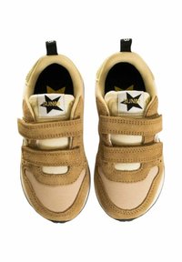 Sneakers color nocciola e crema con cinturini in velcro, tessuto liscio, dettagli in camoscio e etichetta nera con logo a stella bianca sul tallone.