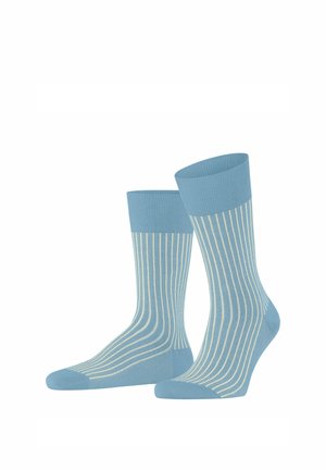 Paar hellblaue Socken mit vertikalen weißen Nadelstreifen, gerippten Bündchen und unifarbenen Zehen- und Fersenbereichen, präsentiert auf weißem Hintergrund.