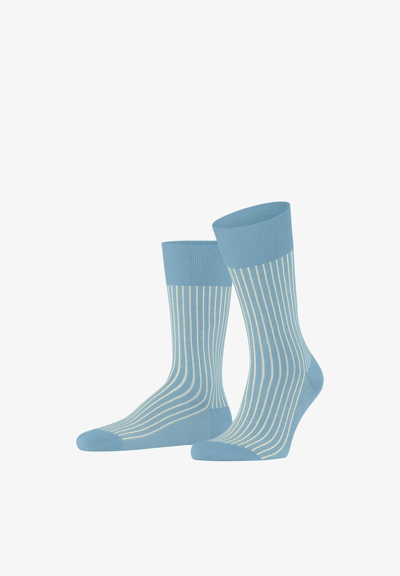 Paar hellblaue Socken mit vertikalen weißen Nadelstreifen, gerippten Bündchen und unifarbenen Zehen- und Fersenbereichen, präsentiert auf weißem Hintergrund.