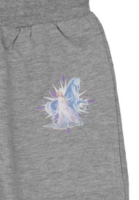 Pantaloni grigi con una grafica colorata che rappresenta un personaggio e un cavallo, su uno sfondo geometrico con accenti viola.