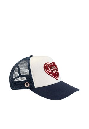 Casquette trucker bleu marine et crème, avec un arrière en résille, une visière incurvée et un écusson rouge en forme de cœur portant l’inscription « Sweet Pants ».