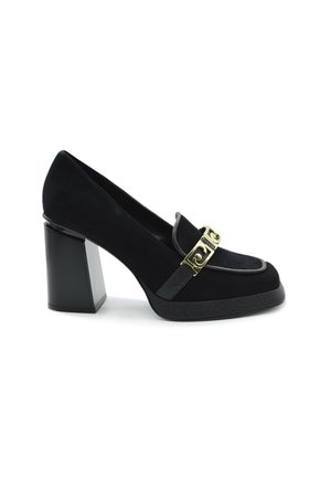 Mocassin femme en daim noir à talon bloc avec semelle épaisse et boucle décorative dorée sur le dessus.