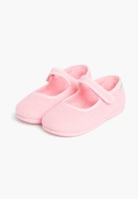 Zapatillas de tela de color rosa claro con una superficie texturizada, punta redondeada y una correa ajustable en el empeine. Forro interior suave.