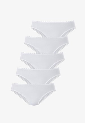 Vijf paren witte katoenen stringen met een geschulpte kanten afwerking langs de tailleband en beenopeningen, met een soepele, lichte textuur.