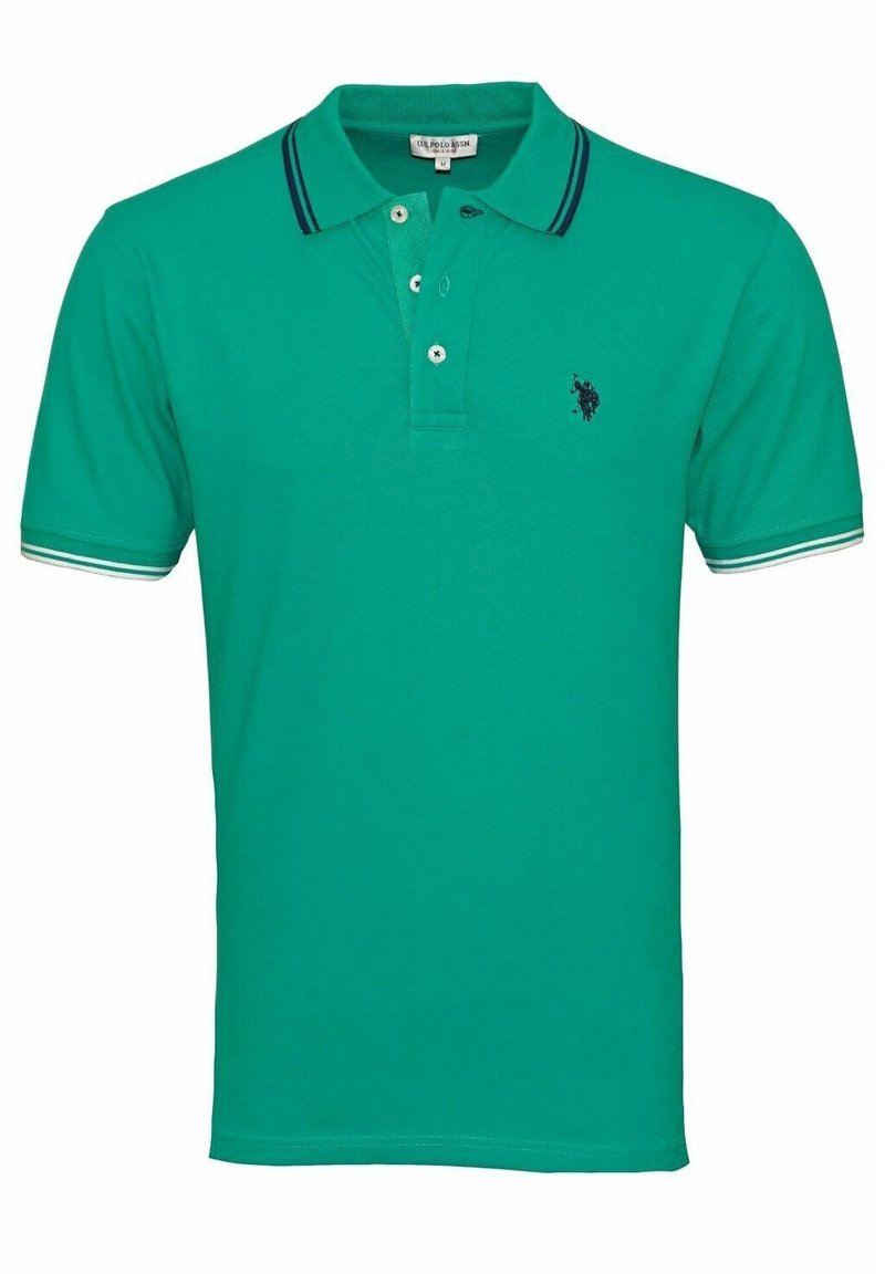 Polo vert à manches courtes avec col, trois boutons, bordure rayée sur les manches et le col, et petit logo brodé sur la poitrine.