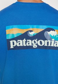 Patagonia BOARDSHORT LOGO POCKET RESPONSIBILI-TEE - Apdrukāts T-krekls - endless blue