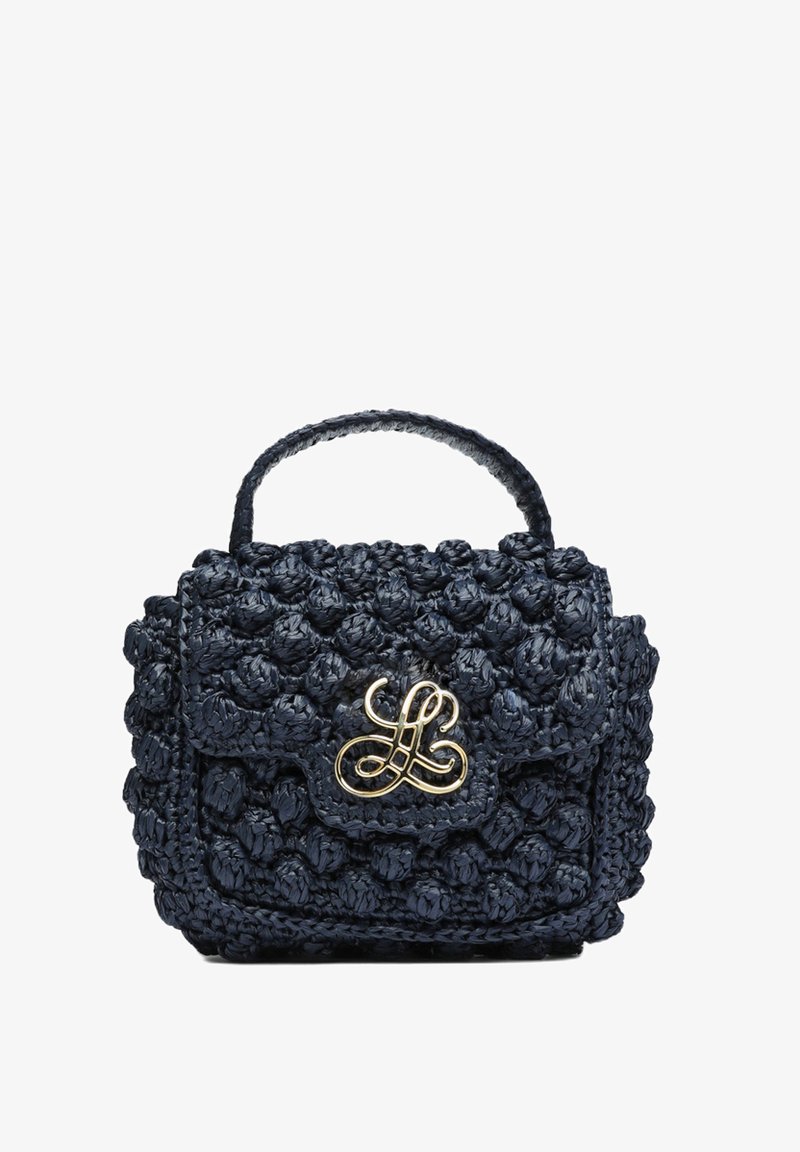 Sötétkék szőtt kézitáska, textúrált dizájnnal, elülső flap-pel és arany hardveres logóval. Kompakt kialakítás, tetején fogantyúval a könnyű hordozhatóságért.