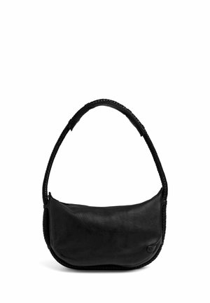 Borsa a mano in pelle nera con una finitura morbida e testurizzata. Presenta una tracolla intrecciata e una forma arrotondata. Design minimalista senza hardware visibile.