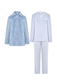 Abrigo de pelo azul claro con botones, combinado con una blusa gris con encaje y un bolsillo, y pantalones de pijama de patrón azul claro.