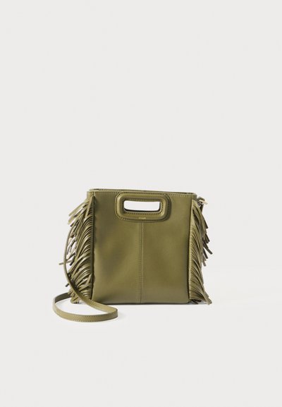 Olivgrüne Lederhandtasche mit Fransenverzierung, rechteckiger Form, Obergriff und einem verstellbaren Riemen. Glatte Textur mit minimalem Hardware.