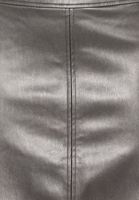 Metaliczna szara spódnica z sztucznej skóry o gładkiej fakturze, z pionowymi przeszyciami i dopasowanym krojem.