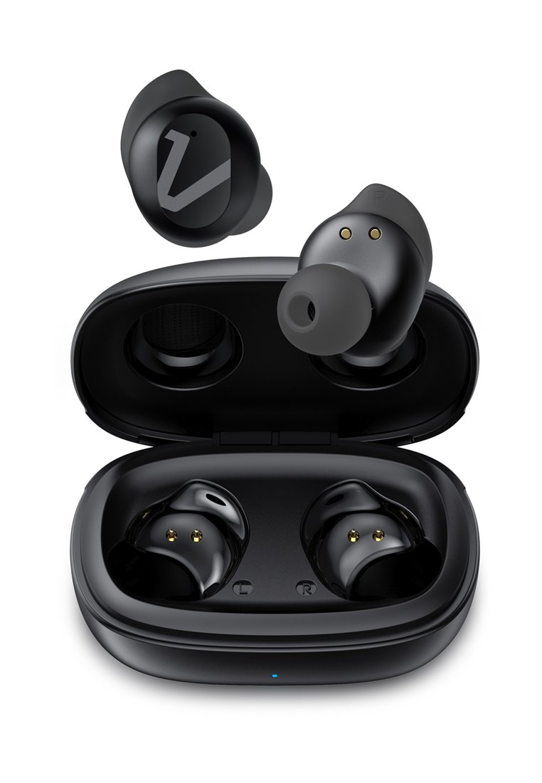 Kabellose Ohrhörer in mattem Schwarz mit geschwungenem Design. Das Ladeetui verfügt über einen Deckel, eine blaue LED-Anzeige und Fächer für zwei Ohrhörer.