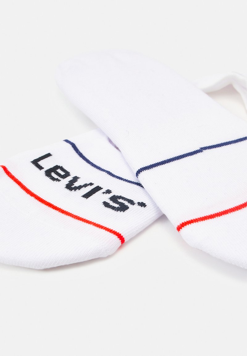 Weiße Baumwollsocken mit roten und marineblauen Streifen. Mit einem auffälligen schwarzen Logo, das "Levi's" auf der Seite liest. Weicher, dehnbarer Stoff.